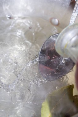 Sirke ve baharatlar ile pişmiş sıcak şarap turşusu