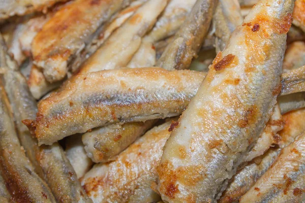 Bau ikan goreng terletak pada bawang yang terpotong dan wortel — Stok Foto