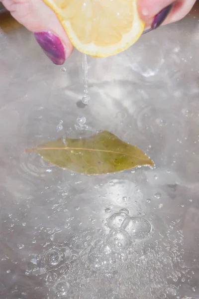 Добавить лимонный сок в горячую рассол — стоковое фото