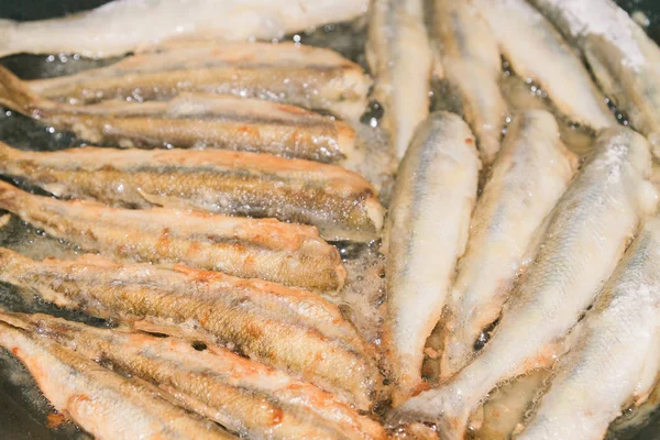 Gerolde is in meel smelt gebakken vis koken — Stockfoto