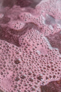 Tatlı şurubu bir siyah meyve ve kiraz yaprağı demlenir