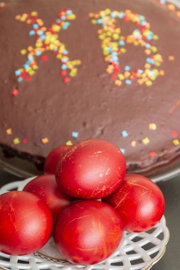 Soğan derilerine boyanmış yumurtalar tabakta