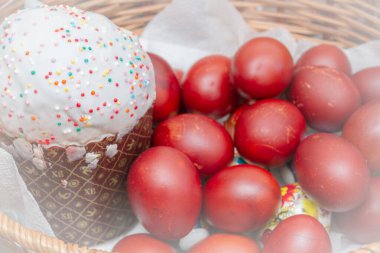 Bir hasır sepette boyalı tavuk yumurtası ile Paskalya bahar kek