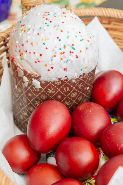 Easter spring cake with painted chicken eggs in a wicker basket — Stock Photo, Image