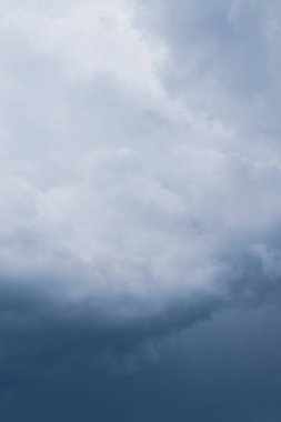 Yazın ortasında fırtına öncesi yağmur bulutları