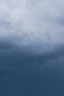 Yazın ortasında fırtına öncesi yağmur bulutları