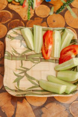 Taze salatalık ve domates kesilir ve deriden temizlenir l