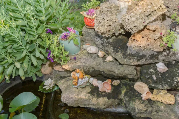 Decoração de paisagem na forma de uma fonte com um caracol e — Fotografia de Stock