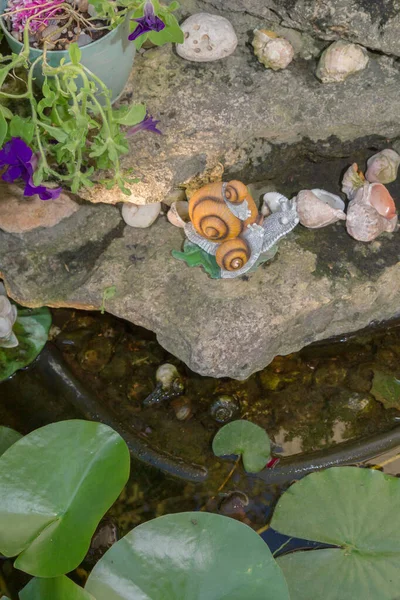 Décoration paysagère en forme de fontaine avec un escargot et — Photo