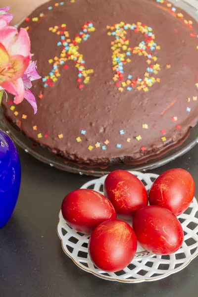 Yazıt Xb ve boyalı yumurta ile Çikolata Paskalya kek