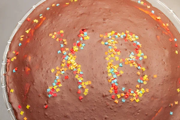 イースターのチョコレートケーキと着色されたSprのHvの碑文 — ストック写真