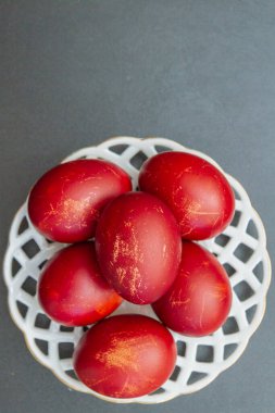 Soğan derilerine boyanmış yumurtalar tabakta