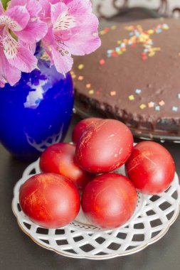 Soğan derilerine boyanmış yumurtalar tabakta