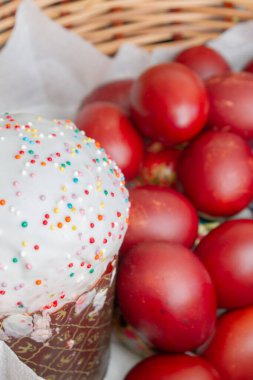 Bir hasır sepette boyalı tavuk yumurtası ile Paskalya bahar kek