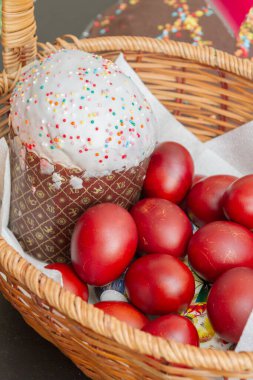 Bir hasır sepette boyalı tavuk yumurtası ile Paskalya bahar kek