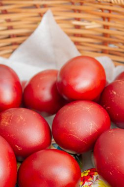 Soğan kabuğu boyalı yumurta hasır sepette yatıyordu