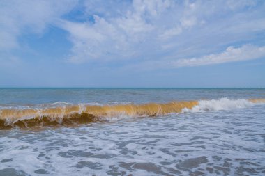 Yaz mevsiminde deniz kıyısı Yazın başında güneşli bir gün