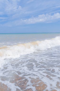 Yaz mevsiminde deniz kıyısı Yazın başında güneşli bir gün