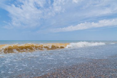 Yaz mevsiminde deniz kıyısı Yazın başında güneşli bir gün
