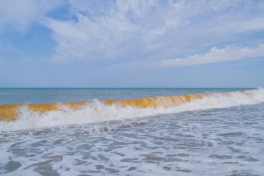 Yaz mevsiminde deniz kıyısı Yazın başında güneşli bir gün