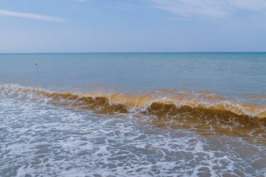 Yaz mevsiminde deniz kıyısı Yazın başında güneşli bir gün