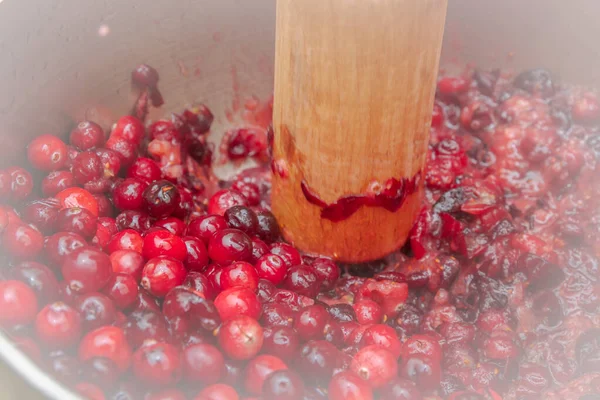 用木滚针碾碎红莓浆果 — 图库照片