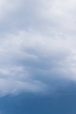 Yazın ortasında fırtına öncesi yağmur bulutları