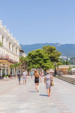 Yalta şehri, Kırım 02 Temmuz 2019. Yazın güneşli bir günde Yalta şehrinin seti