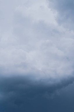 Yazın ortasında fırtına öncesi yağmur bulutları