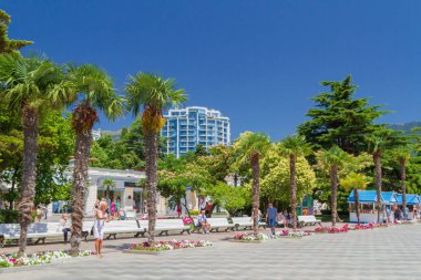 Yalta şehri, Kırım 02 Temmuz 2019. Yazın güneşli bir günde Yalta şehrinin seti