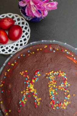 Yazıt Xb ve boyalı yumurta ile Çikolata Paskalya kek