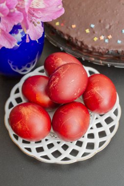 Soğan derilerine boyanmış yumurtalar tabakta
