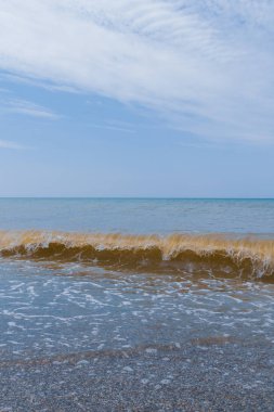 Yaz mevsiminde deniz kıyısı Yazın başında güneşli bir gün