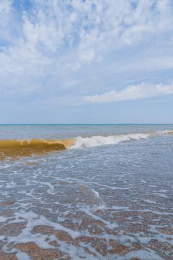 Yaz mevsiminde deniz kıyısı Yazın başında güneşli bir gün