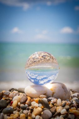 Plajda cam yuvarlak top yaz aylarında deniz yansıtır