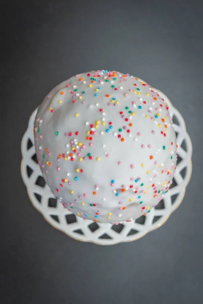 Пасхальный весенний торт в белой глазури с цветными брызгами — стоковое фото