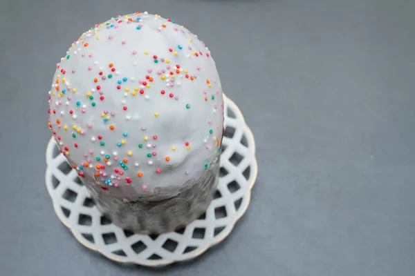 色付きの振りかける白い釉薬のイースター春ケーキ — ストック写真