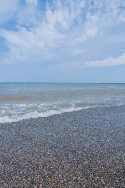 Морской берег летом Солнечный ясный день в начале лета — стоковое фото