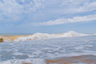 Yaz mevsiminde deniz kıyısı Yazın başında güneşli bir gün