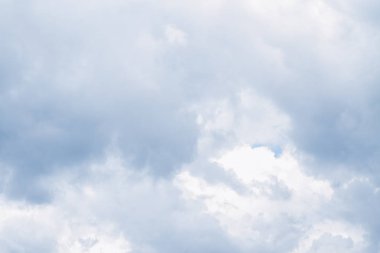 Yazın ortasında fırtına öncesi yağmur bulutları