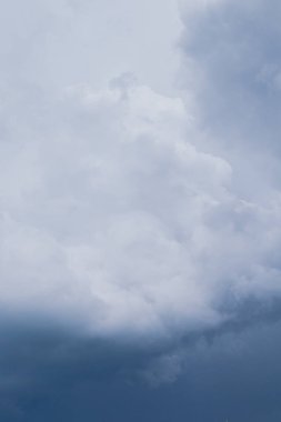 Yazın ortasında fırtına öncesi yağmur bulutları