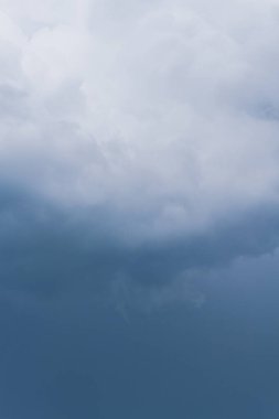 Yazın ortasında fırtına öncesi yağmur bulutları