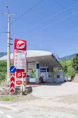 Yalta şehri, Kırım 02 Temmuz 2019. Yazın Yalta 'nın şehir girişindeki görüntüsü