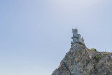 Yalta şehri, Kırım 02 Temmuz 2019. Kırım Şatosu Kırlangıç Yuvası 'nın kayadaki ünlü yeri.