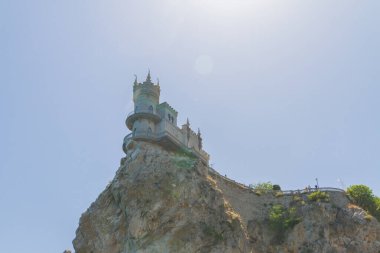 Yalta şehri, Kırım 02 Temmuz 2019. Kırım Şatosu Kırlangıç Yuvası 'nın kayadaki ünlü yeri.