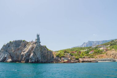 Yalta şehri, Kırım 02 Temmuz 2019. Kırım Şatosu Kırlangıç Yuvası 'nın kayadaki ünlü yeri.