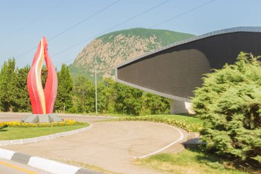 Yalta şehri, Kırım 02 Temmuz 2019. Yazın Yalta 'nın şehir girişindeki görüntüsü