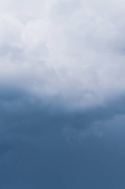 Yazın ortasında fırtına öncesi yağmur bulutları