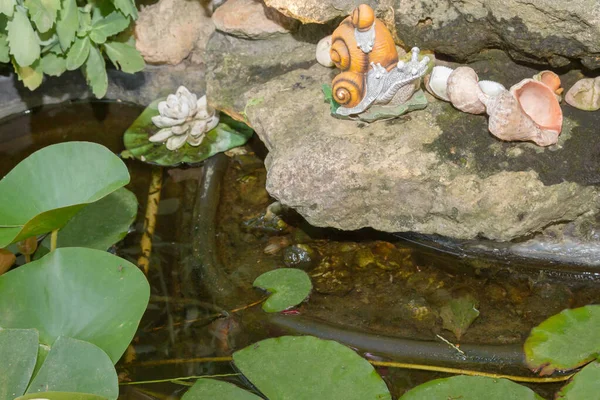 Landskab dekoration i form af et springvand med en snegl og - Stock-foto
