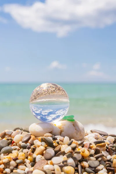 Runde Glaskugel am Strand spiegelt das Meer im Sommer — Stockfoto